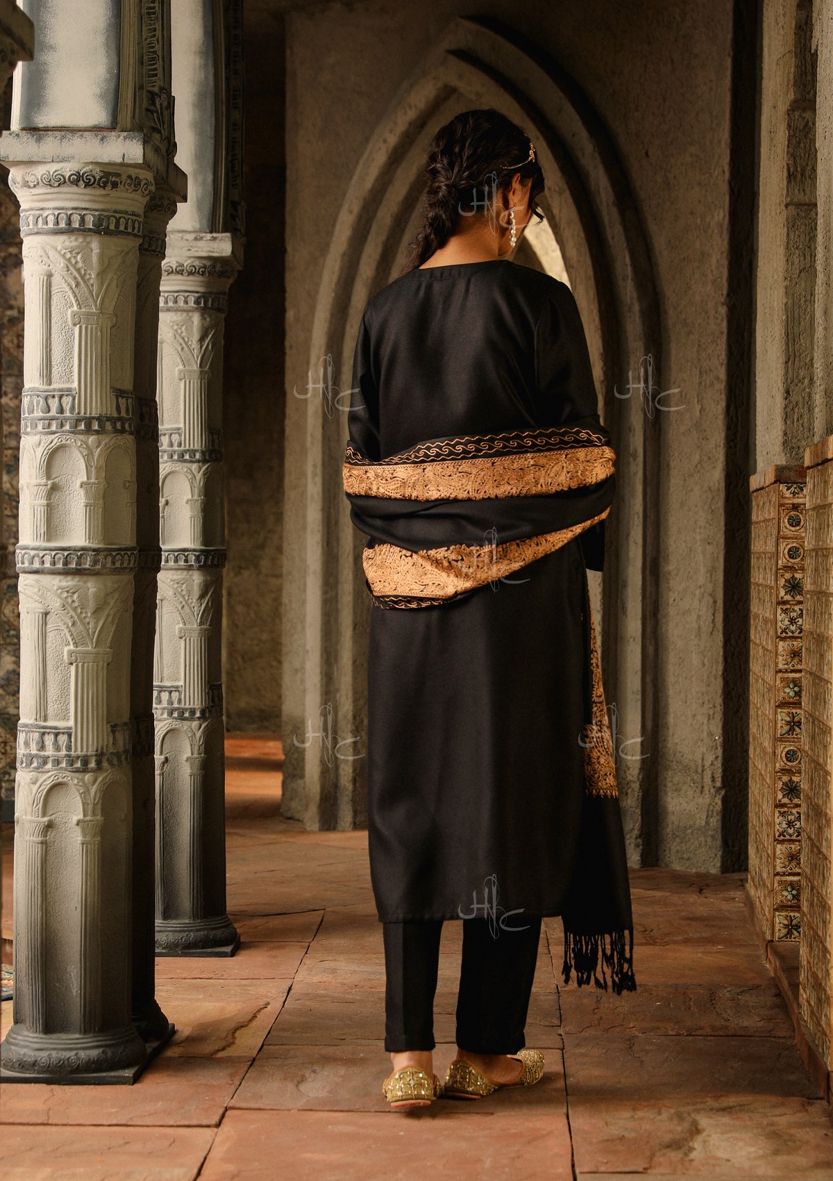 HOC Crafts Aari Woollen Straight Kurta Set with Dupatta-Black
HOC Crafts Aari Woollen Straight Kurta Set with Dupatta-Black