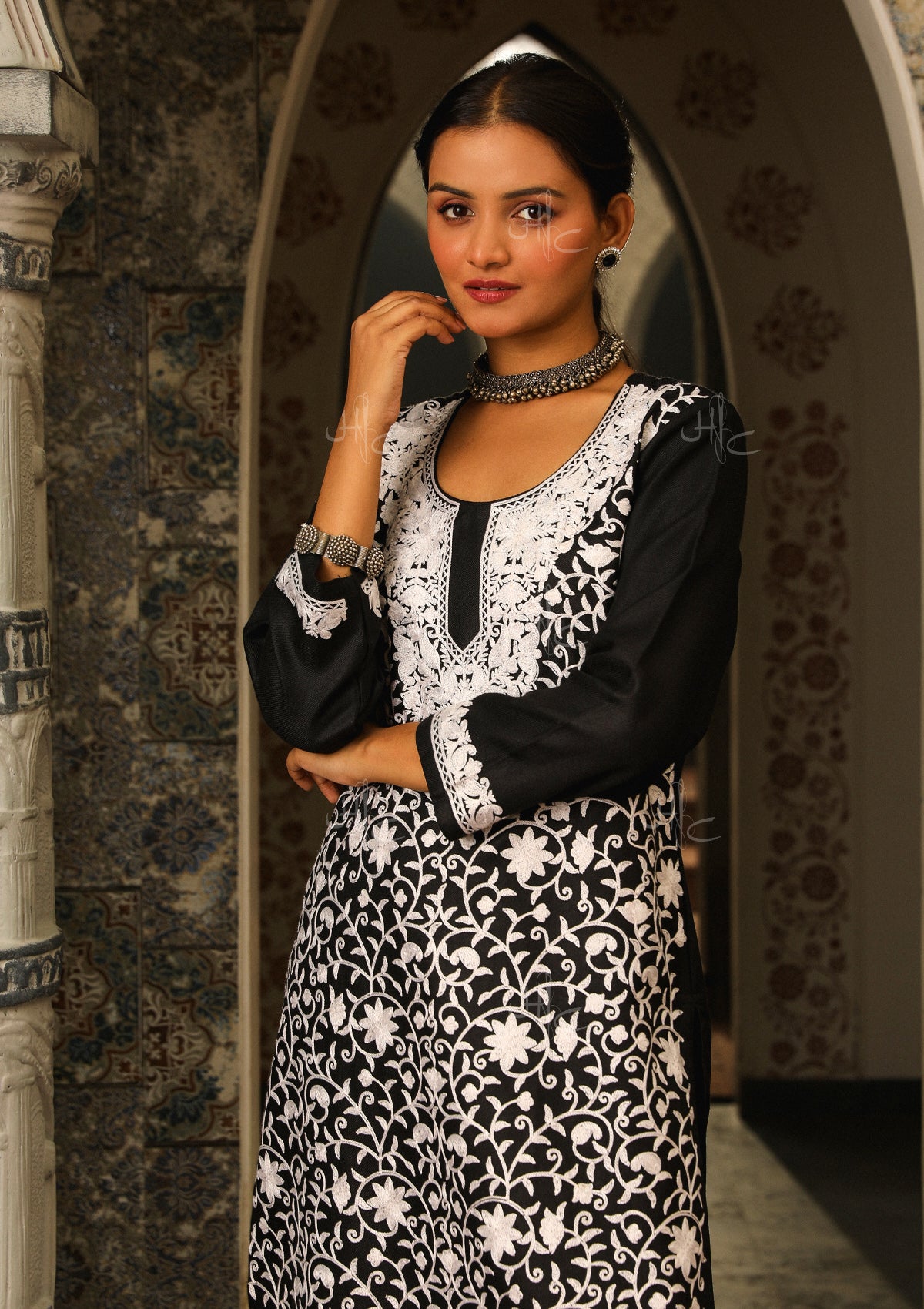 HOC Crafts Aari Woollen Straight Kurta Set with Dupatta-Black
HOC Crafts Aari Woollen Straight Kurta Set with Dupatta-Black